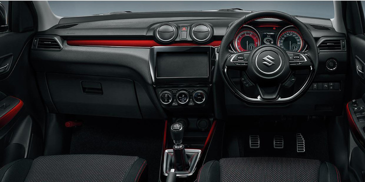 最高出力140PSの1.4リッター直4ターボエンジンを搭載する「スズキ・スイフトスポーツ」。Dシェイプのステアリングホイールを標準で装備するほか、ナビゲーションパネルやエアコンの操作パネルが運転席側に5度傾けて配置されるなど、コックピットはスポーティーな印象に仕上げられている。