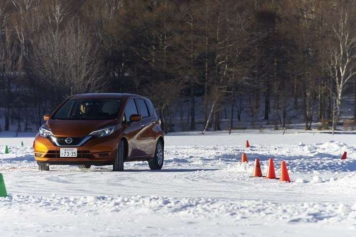 ハンドリングコースを走る「ノートe-POWER X」。小兵ながら、モーター駆動の強みを生かしてスイスイと周回を重ねていた。