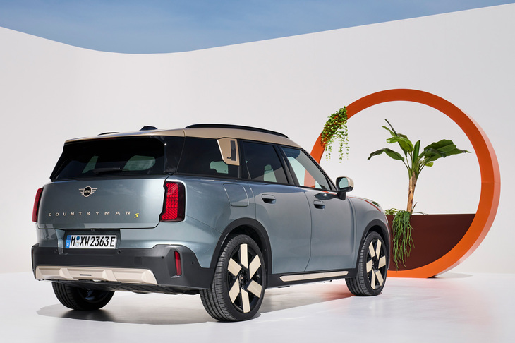 リアまわりでは、車体の比較的後端までルーフが真っすぐ伸びていて、そこからすとんとテールゲートが落ちている。リアオーバーハングも長く……なんというか、非常に“SUV的”なデザインをしている。