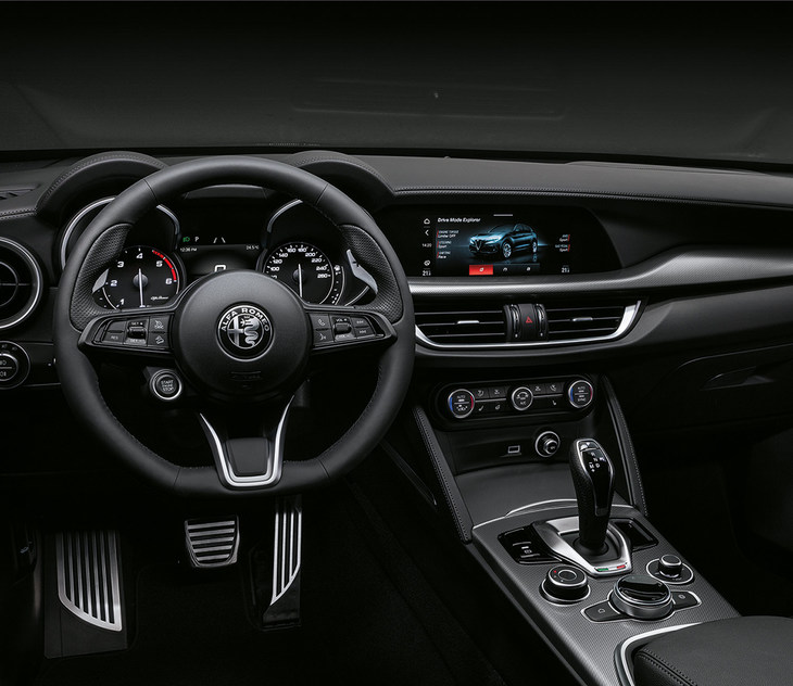 「ステルヴィオ」のインストゥルメントパネルまわり。