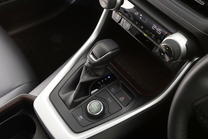 変速機はトヨタのハイブリッド車ではおなじみの電気式CVT。6段の疑似マニュアル変速機構が備わっている。