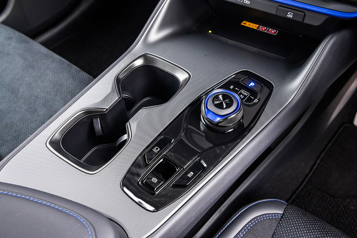 「e-TNGA」モデル専用のダイヤル式となるシフトセレクターにもブルーのアクセントカラーが用いられている。センターコンソールには「RZ450e“Fスポーツ パフォーマンス”」専用のマイクロジオメトリックパターンフィルムが貼られる。