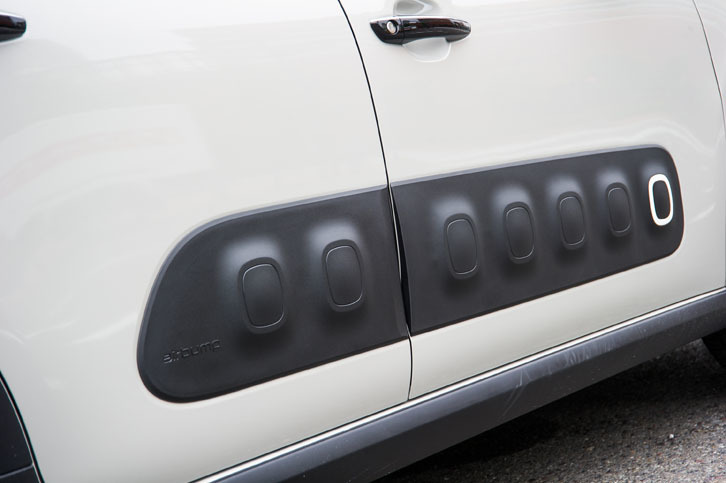 デザインのアクセントになるとともに、軽い衝突からボディーを守る「エアバンプ」。突起状の部分は指で押してもへこむくらいの柔軟性を持っている。