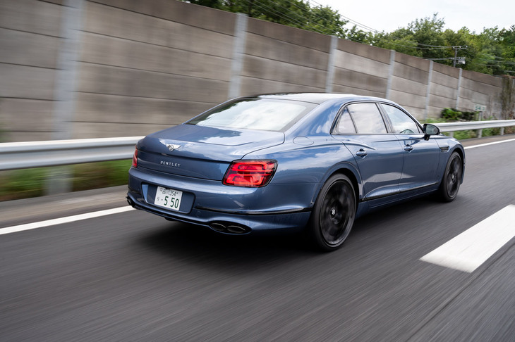 最高出力550PS、最大トルク770N・mという4リッターV8ツインターボエンジンのスペックはスタンダードな「フライングスパー」と変わらない。