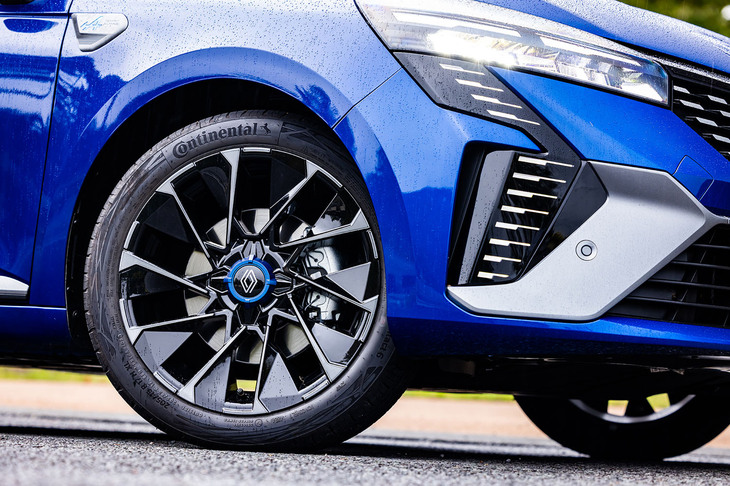 「エスプリ アルピーヌ」グレードには、ブルーのアクセントカラーを用いた17インチの専用アルミホイールが標準で装備される。今回の試乗車には205/45R17サイズの「コンチネンタル・エココンタクト6」タイヤが組み合わされていた。