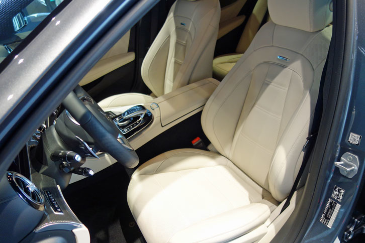 「E63 4MATIC＋ステーションワゴン」のフロントシート。