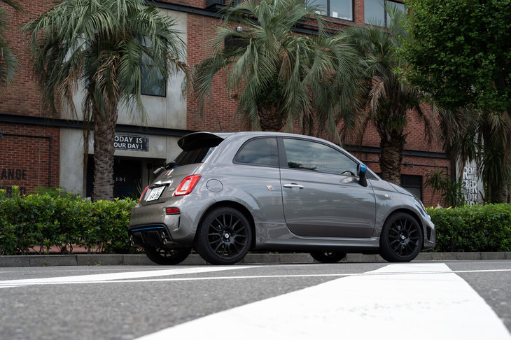 2022年に発売された「アバルト595」の新グレード「F595」。当初の価格は390万円だったが、わずかひと月後の8月に、422万円に値上げされてしまった。