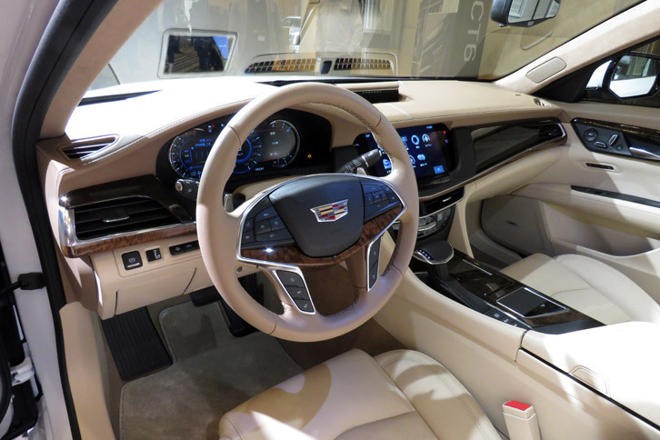 「キャデラックCT6」のインストゥルメントパネルまわり。