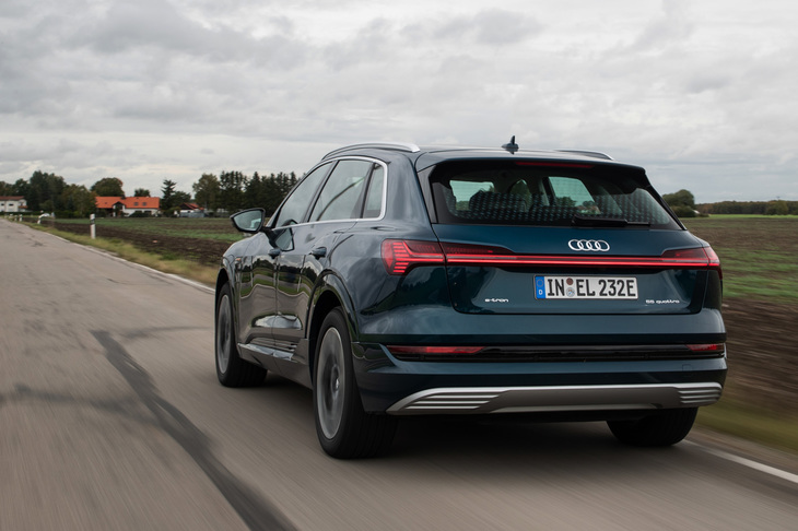 内燃機関と比べて緻密なコントロールが可能な電動モーターであれば、より高度なシャシー制御が可能となるかもしれない。