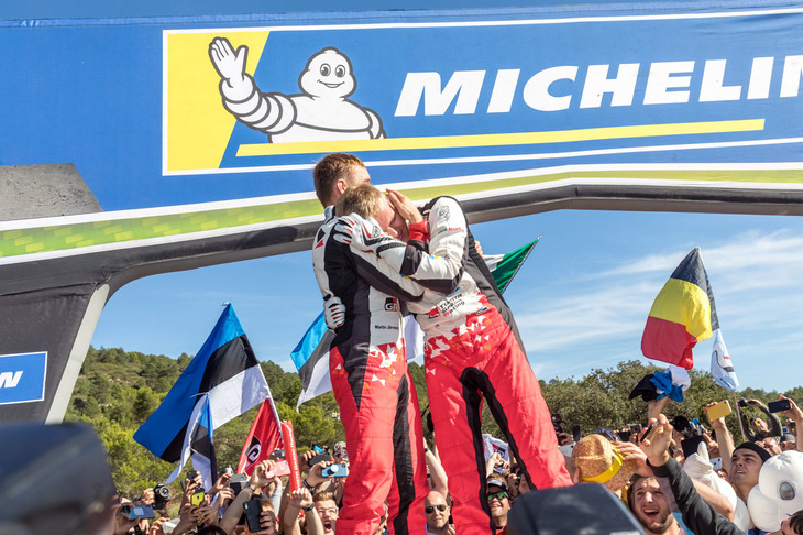 ポディウムで抱き合うタナックとヤルヴェオヤ。ずっと2人で戦ってきて、ようやくつかんだチャンピオン。グッとくるシーンです。