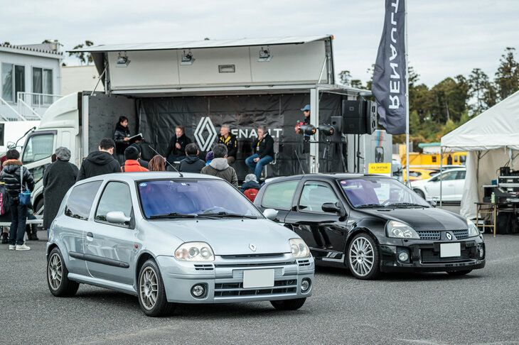 イベントステージの前にはユニークなクルマの姿も。写真向かって左は、初めて「R.S.」の名を冠した2代目「ルーテシア」のスポーツモデル「R.S. 2.0」。同右は、リアシートを撤去して3リッターV6エンジンをミドシップ搭載（！）した「ルーテシアR.S. V6」。