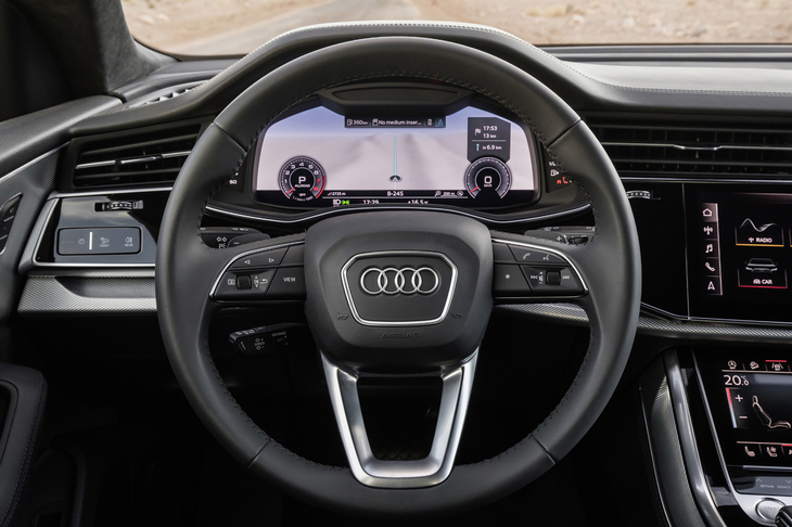 フルデジタルの表示の「アウディバーチャルコックピット」。写真のようにカーナビのマップを全画面に映し出せる。このほか、ヘッドアップディスプレイも用意される。