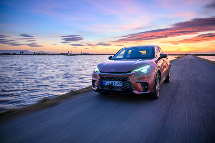 パワートレインは1.5リッター3気筒エンジンをベースとしたハイブリッド。システム出力136PSを発生する。