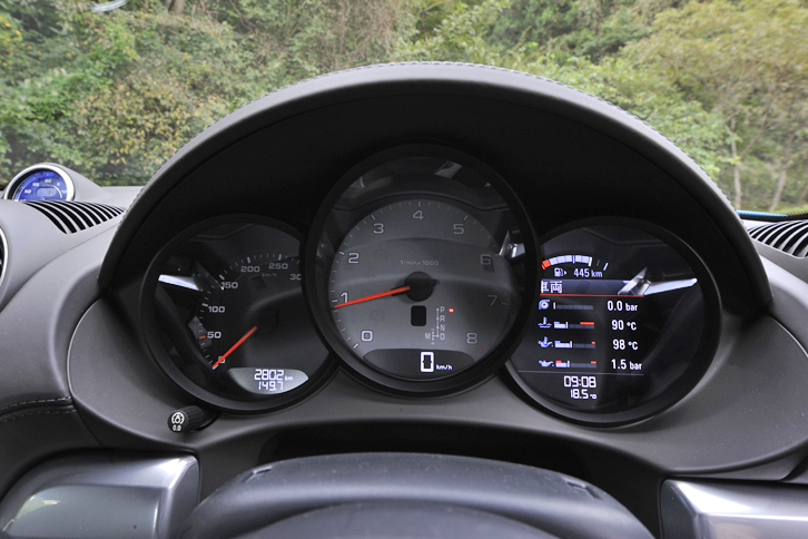 エンジン回転計を中心に据える3連メーター。右側にはカラーのマルチインフォメーションディスプレイを装備する。