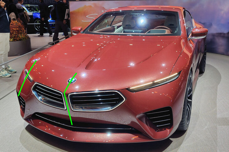 「BMWスピードトップ」のフロントまわり。エンブレムをいただく中央部は前端が突き出て逆スラントとなっているのに対し、ヘッドランプからサイドエアインテークにかけては、上向きに寝かされている（緑の線に注目）。