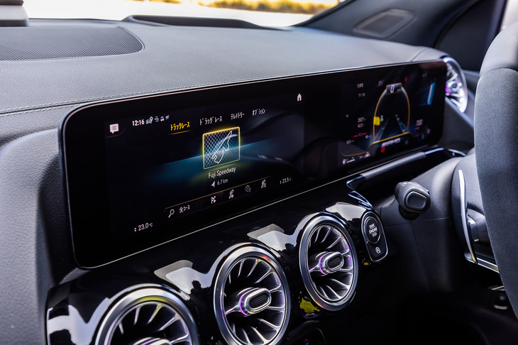 10.25インチディスプレイを2枚並べた特徴的なインストゥルメントパネル。AMGモデル専用の表示デザインも採用されている。