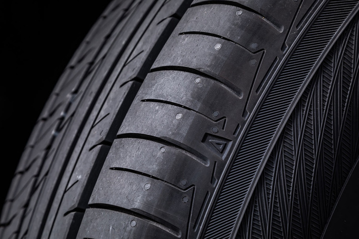 一つひとつのブロックの大きさを限界まで小さく、さらに5種類の大きさのブロックを織り交ぜ、タイヤが地面に接地する際に発生するノイズの低減を実現。ショルダーの形状はゼロから新設計されたもので、滑らかな接地形状を目指したという。