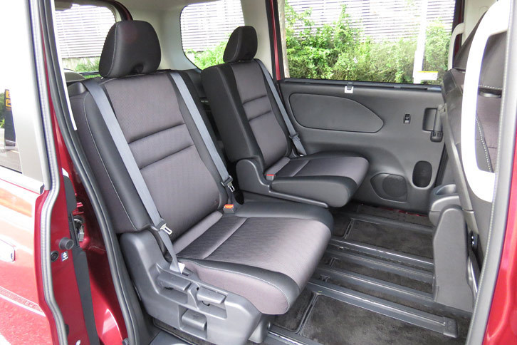 日産セレナ ハイウェイスターG（2列目シート アレンジパターン）