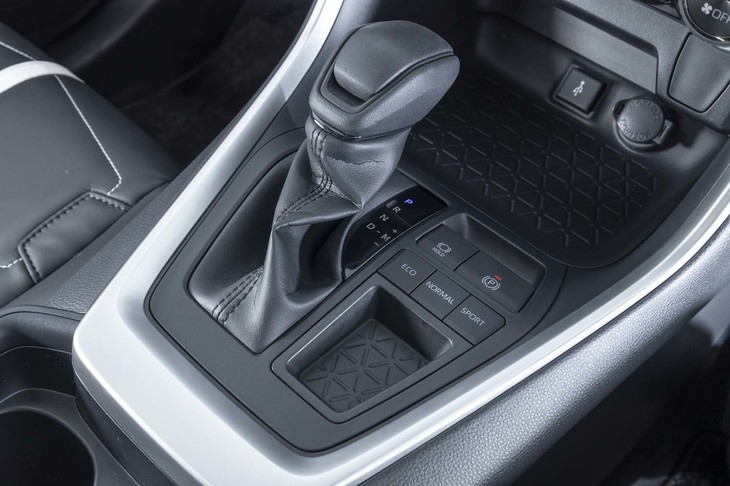 パワートレインは最高出力171PSの2リッター直4自然吸気エンジンとCVTの組み合わせ。ドライブモードは「エコ」「ノーマル」「スポーツ」の3種類から選べる。