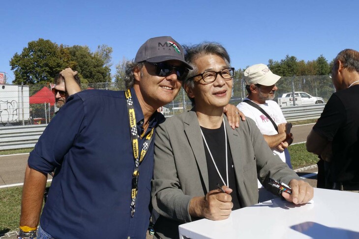 マツダ商品本部ロードスターアンバサダーの山本修弘氏（写真右）は、会場のどこに現れてもサイン攻めに。