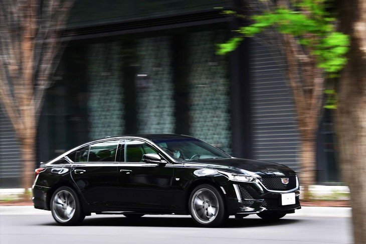 「スポーツ」グレードの駆動方式は4WD。走行モードにより、前後の駆動力配分は40：60、50：50、20：80に変化する。