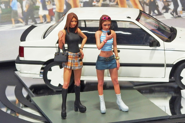こちらは90年代のカーモデルに最適という、ハセガワの「90's 厚底ギャル フィギュア」。ミニスカ、厚底ブーツ、ロングヘア、細眉が特徴の90年代中後期のギャルをイメージ。2018年10月発売予定で価格は972円。