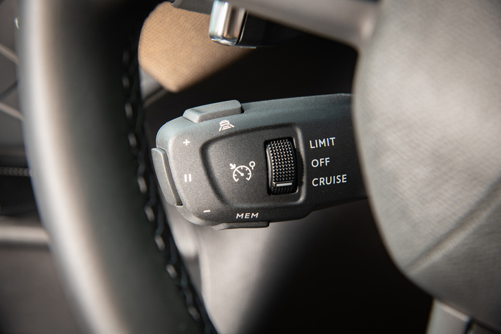 運転支援システムの「DSドライブアシスト」は、ブラインドスポットモニターやオートハイビームなどとのセットで、「グランシック」には標準で、「ソーシック」にはオプションで用意される。