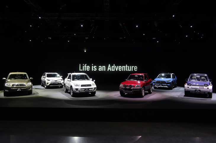 歴代「RAV4」と往年のコンセプトモデル。1994年に登場した初代RAV4（写真向かって右から3番目）は、当時は“ライトクロカン”と呼ばれた都市型SUVの先駆けだった。