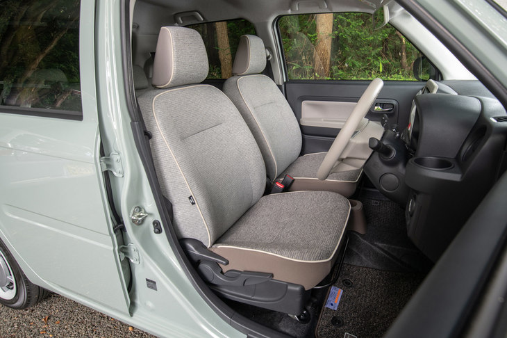 コンビネーションカラーのフルファブリックシート。最上級グレード「G“SA III”」のフロントシートはパイピング付きとなるほか、運転席、助手席ともにシートヒーターが装備される。