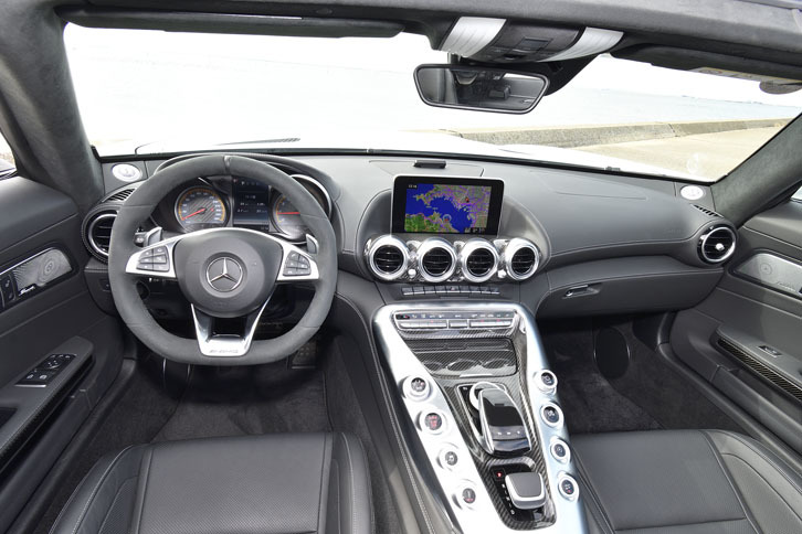 インテリアはフルレザー仕様（ナッパレザー）となる。「AMGカーボンインテリアトリムパッケージ」も標準で備わる。
