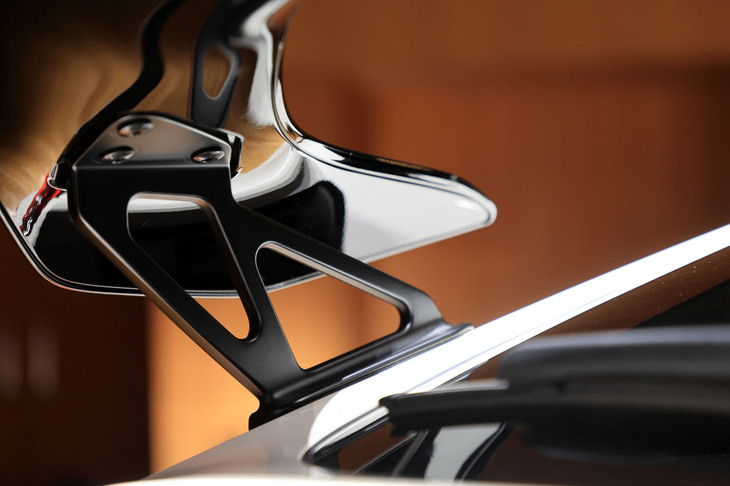 リアウイングにはアルミダイカスト製のステーを採用。剛性に優れるだけでなく、ウイングまわりの視覚的な質感向上にも一役買っている。