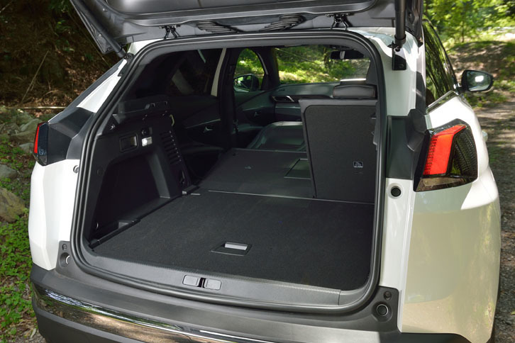 荷室容量は520リッター。後席を倒せば1482リッターまで拡大できる。さらに助手席の背もたれを倒せば、長尺物の積載も可能だ。また「GTライン」には「ハンズフリー電動テールゲート」が装備されている。