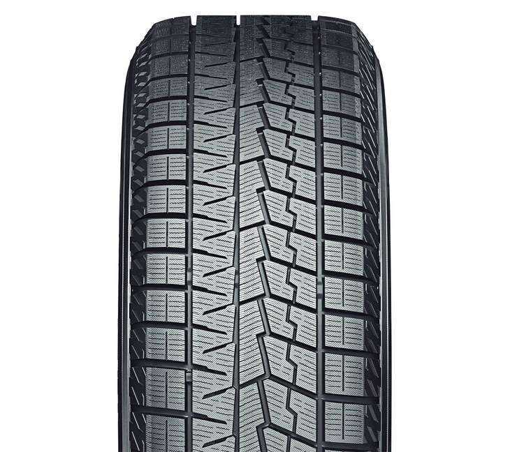 トレッドは同社のスタッドレス史上最大の接地面積と溝エッジ量を実現。専用コンパウンドのウルトラ吸水ゴムの採用などで全方位の性能向上が図られている。