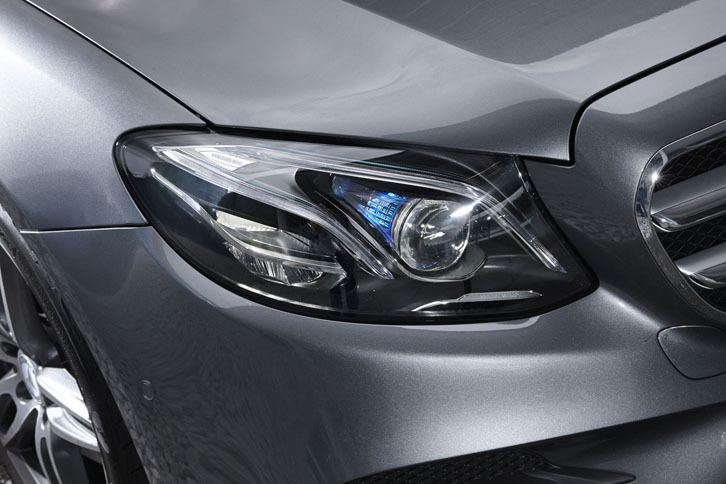 ブルーの差し色で飾られる「マルチビームLEDヘッドライト」。片側あたり、個別に制御可能な84個のLEDで構成されている。