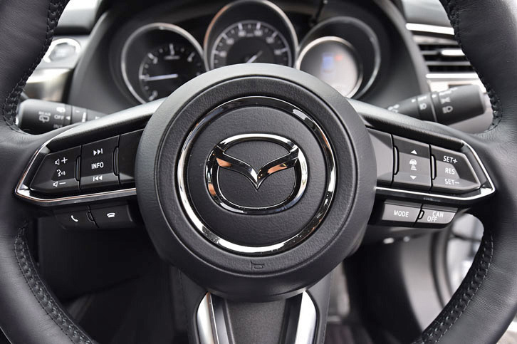 ステアリングホイールのスポーク部には、オーディオやクルーズコントロールの操作スイッチが並ぶ。中央のメッキリングは、「Lパッケージ」限定の装飾。