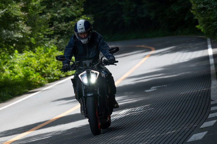 普段使いの速度域でもストレスがないのはもちろん、快適性や楽しさまで感じられるようになっていた「1290スーパーデュークR EVO」。これ以上のハイパフォーマンス化はいかがなものかと思う昨今のスポーツネイキッドだが、こうした進化なら大歓迎だ。