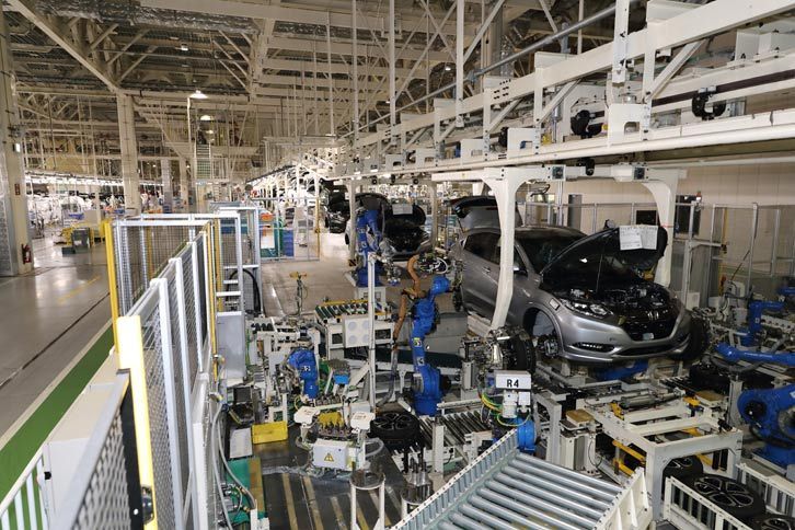 タイヤ取り付けの作業は、左右2台ずつ、計4台のロボットで行う。まずはロボ１がタイヤを受け取っている間にロボ2が車体の位置を測定。次いでロボ1がタイヤを取り付け、ロボ2がナットを締め付ける。この作業を前輪、後輪と2度繰り返すことで、4輪の装着が行われる。