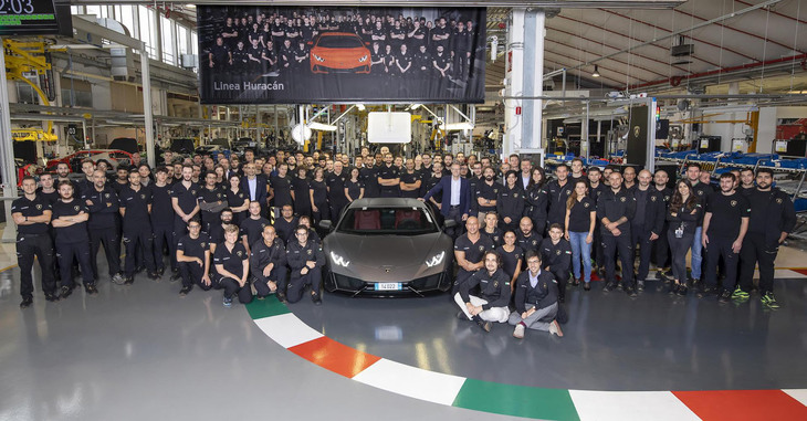 2019年10月、ランボルギーニは1万4022台目の「ウラカン」をラインオフ。先代である「ガヤルド」が10年間かかった台数を、半分の5年で達成してしまった。