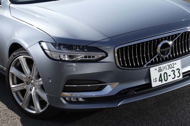 T字を描くヘッドランプは、ボルボのアイコンのひとつ。北欧神話に登場するトールという雷神が持つ、ハンマーをイメージしたという。