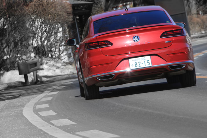 あてにしていたロケーションポイントが、いずれも工事中か、残雪によって立ち入りできないという事態に。残念！ 気分を取り直して、精進湖へ向かうことにします。