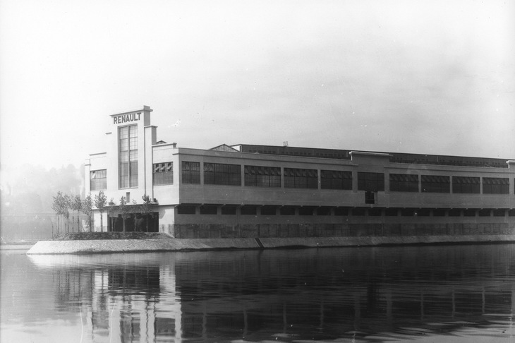 欧州の自動車メーカーは第2次世界大戦で大損害を被った。フランスのルノーは、戦中ドイツへの協力を余儀なくされ、連合軍にビアンクール工場を爆撃されている。