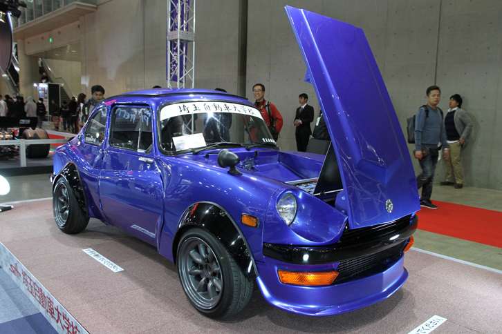 埼玉自動車大学校の「でんどう虫Ｚ」。“てんとう虫”の愛称で知られる「スバル360」をEV化し、内外装を初代「フェアレディZ」風に仕立てている。