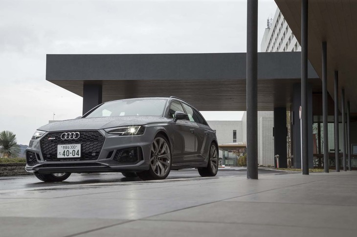 スポーティーさが強調された新型「RS 4アバント」のエクステリア。かつて北米のモータースポーツシーンで活躍した「アウディ90クワトロIMSA GTO」から着想を得てデザインされている。