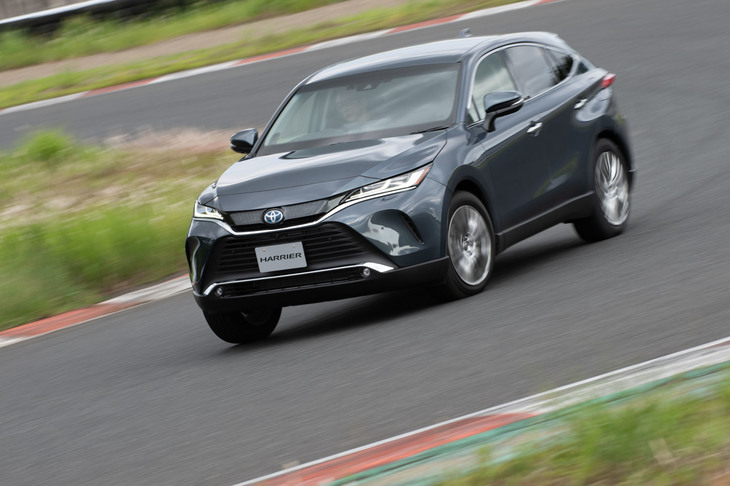 開発者いわく、コーナリングの特性については「しなやか・滑らかな質感」を意識。実車の挙動は確かに自然で、アンダーステアに至った後の遷移も穏やかだった。