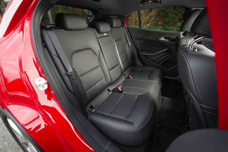 後部座席は3人掛け。フロントシートともども、シート表皮には合成皮革の「レザーARTICO」を使用している。