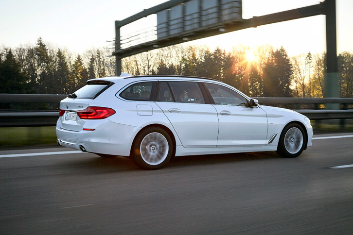 新型「5シリーズ ツーリング」のCd値は0.27。空気抵抗の小ささは、燃費や動力性能はもちろん、車内の静粛性にも貢献する。