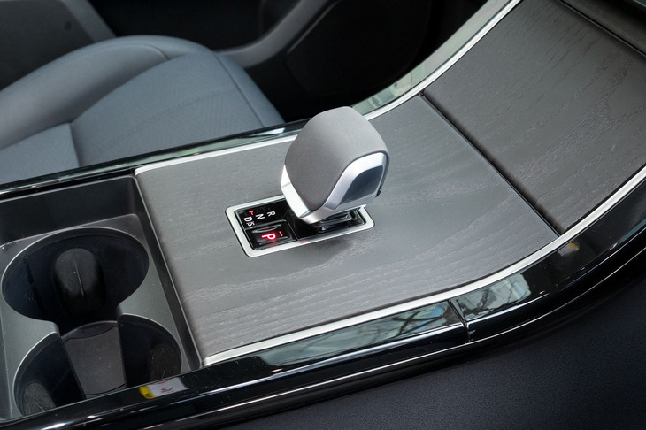 センターコンソールに備わるのはシフトセレクターのみという潔さ。品のある「コクッ」という操作感が癖になる。