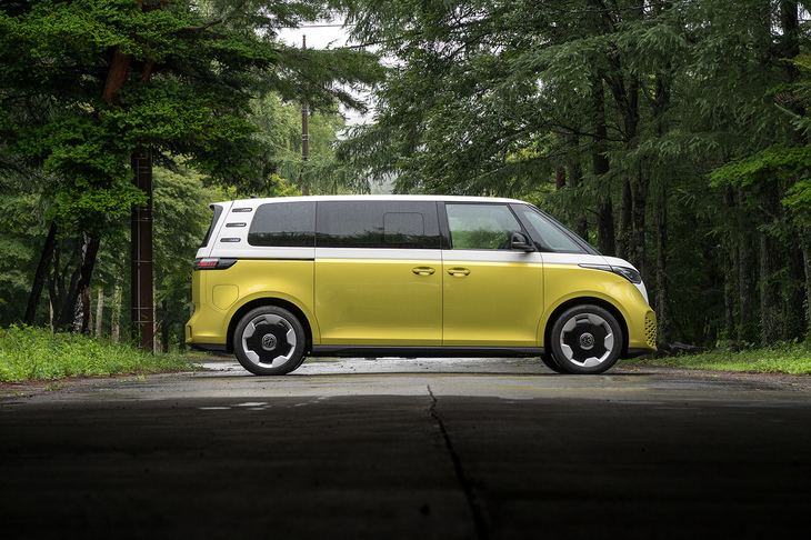 今回の試乗車である「ID. Buzzプロ ロングホイールベース」は全長が4965mm、ホイールベースが3240mmにも達する。スライドドアの小窓は電動で後ろにスライドして開く。