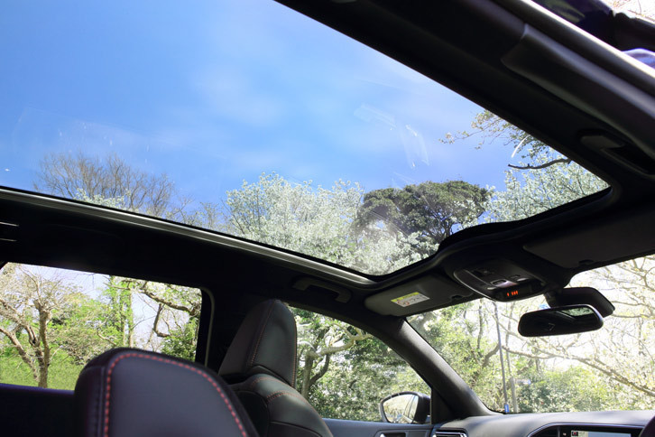 電動メッシュシェード付きのパノラミックガラスルーフ。「308SW」の全グレードにオプション設定されている。