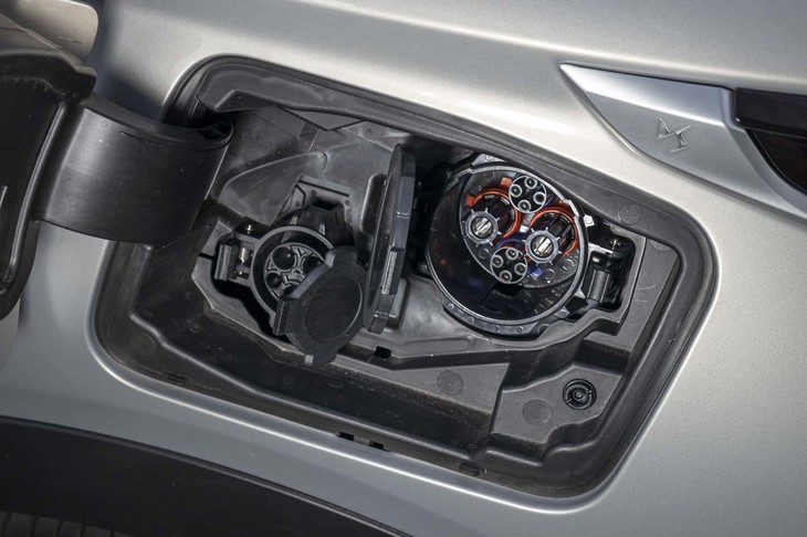 給電口は、車体の左リアに配置されている。同じリッド内に、高速充電用と普通充電用、2つの差し込み口がおさまる。